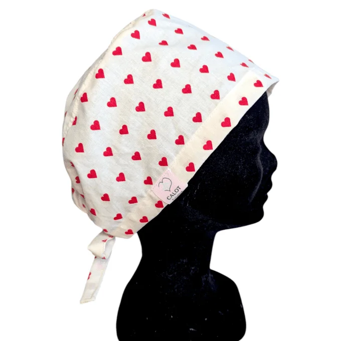 Le motif à petits cœurs rouges apporte une ambiance chaleureuse et rassurante, tout en restant sobre