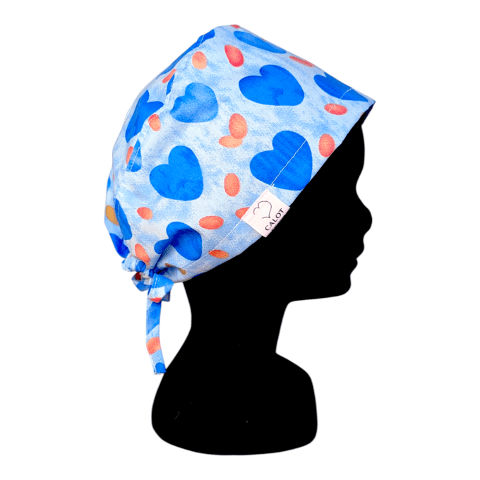 Le calot Cœur Bleu séduit par son imprimé de cœurs aux nuances de bleu, ponctués de petites touches