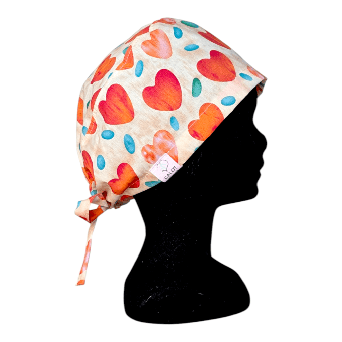 Le calot Cœur Rouge séduit par son imprimé de cœurs rouges intenses, sublimés par un fond orangé lum