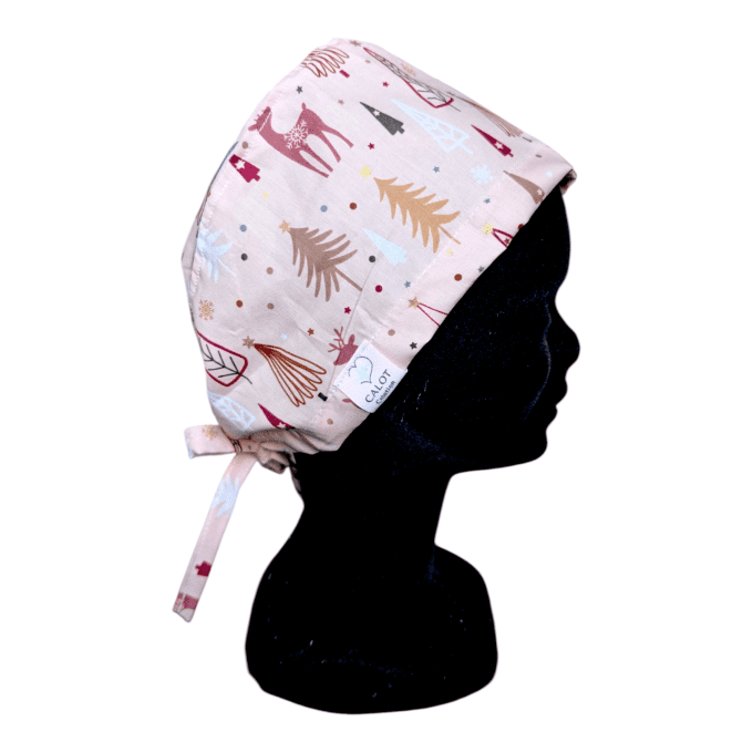 motifs de sapins, rennes et flocons dans des teintes douces de rose et doré