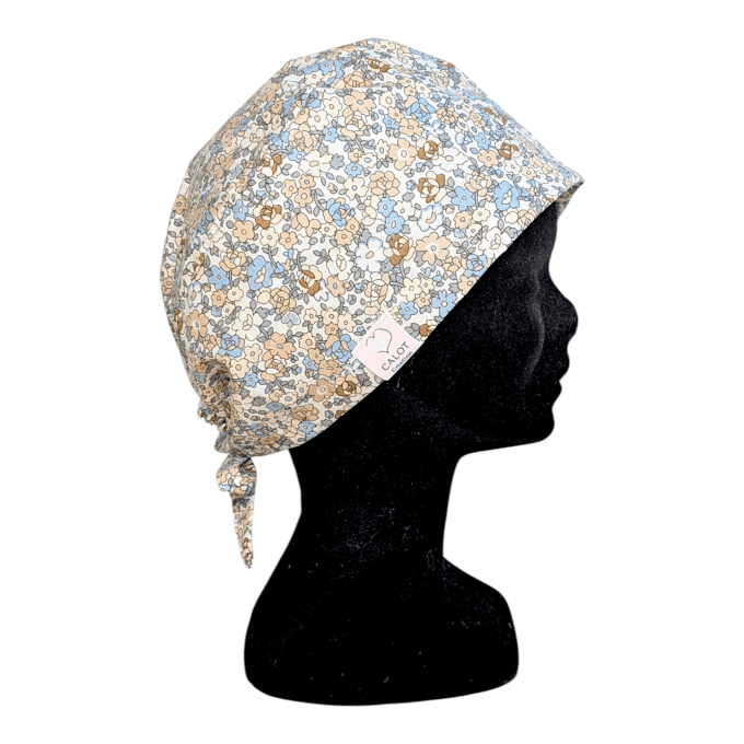 Calot médical Douceur Fleurie – petites fleurs bleu pêche caramel fond crème – cousu main Normandie