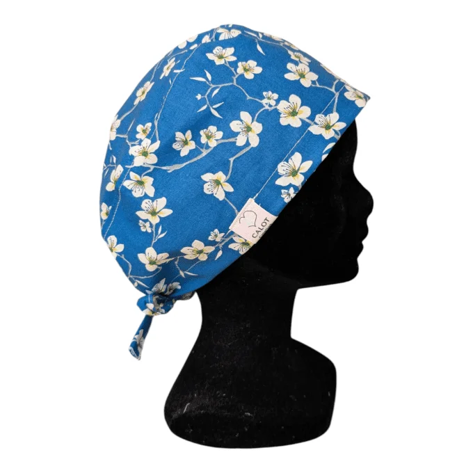 Le calot Fleurs du Japon séduit par son fond bleu profond et ses délicates fleurs blanches