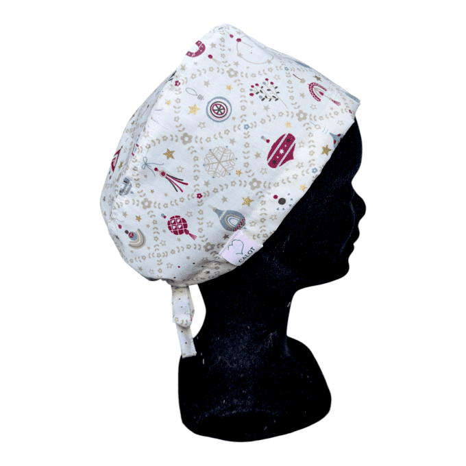 ses motifs dorés et rouges sur fond blanc évoquent la beauté de l’hiver et la magie des fêtes, tout