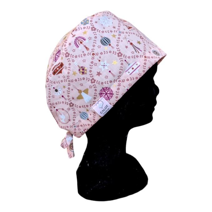 ses motifs dorés et rouges sur fond rose évoquent la beauté de l’hiver et la magie des fêtes, tout e