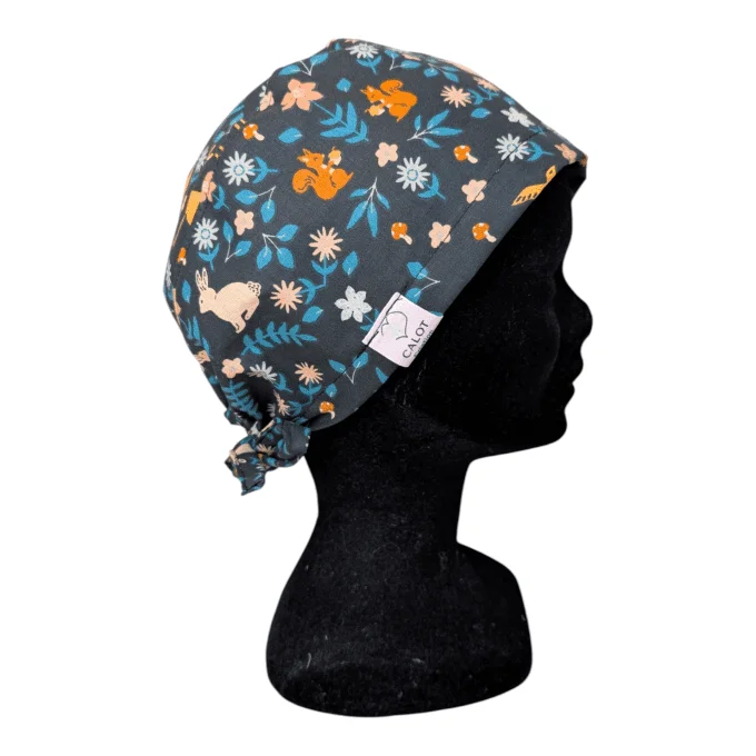 Ses motifs floraux aux teintes douces et naturelles, accompagnés de petits animaux de la forêt