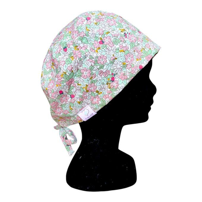 un fond clair sublimé par de magnifiques fleurs dans des tons pastel et des petites fraises, idéal p