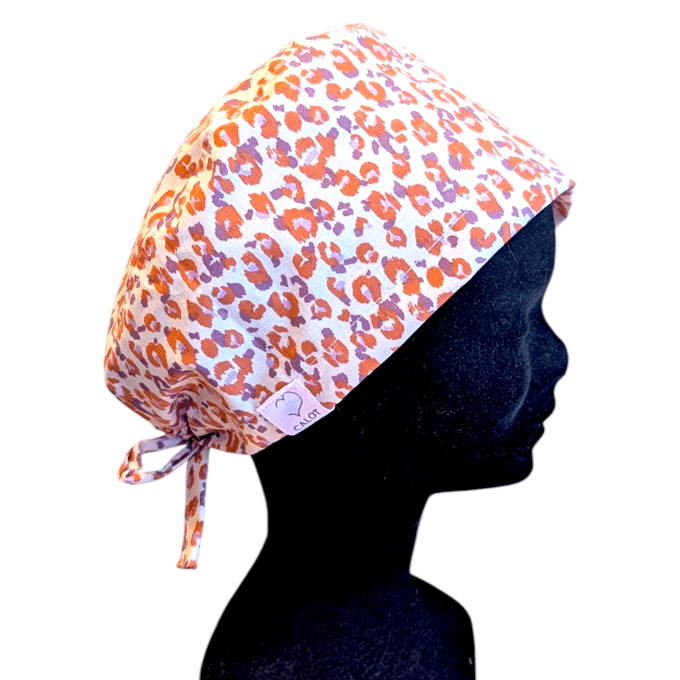 calot motif léopard dans les tons de violet