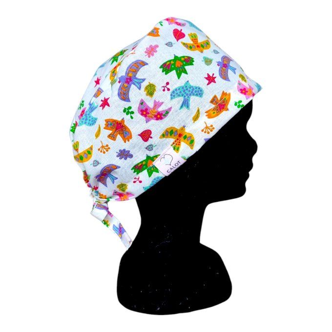 des hirondelles aux motifs floraux et exotiques virevoltent sur un fond blanc lumineux – pour une al