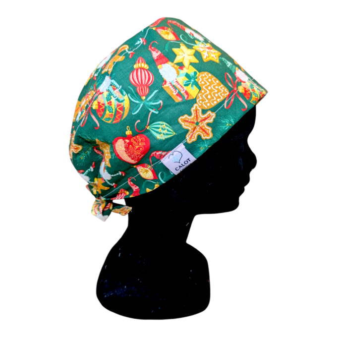 ses motifs de sablés, décorations et friandises sur fond vert évoquent la féérie de Noël et les prép