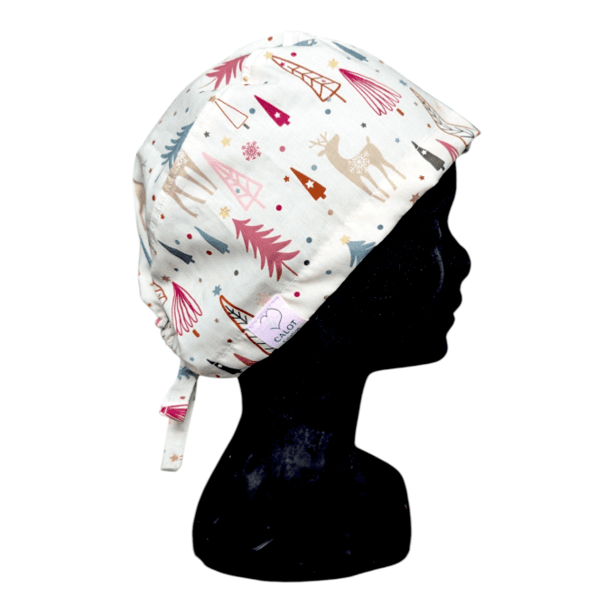 motifs de sapins, rennes et flocons dans des teintes douces de beige, rose et doré