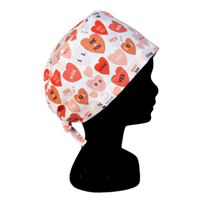 Le calot Mots d’Amour séduit par son imprimé de petits cœurs accompagnés de mots doux et positifs