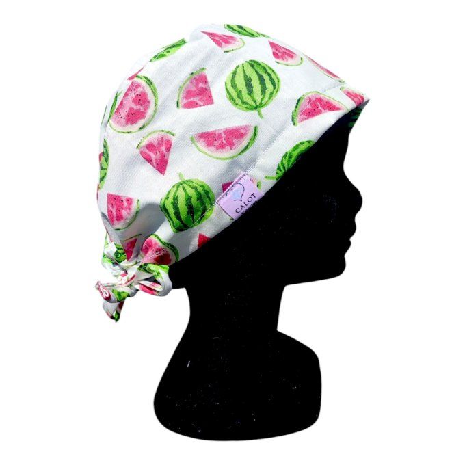 un fond blanc lumineux parsemé de pastèques entières et de quartiers juteux en rose et vert, pour un