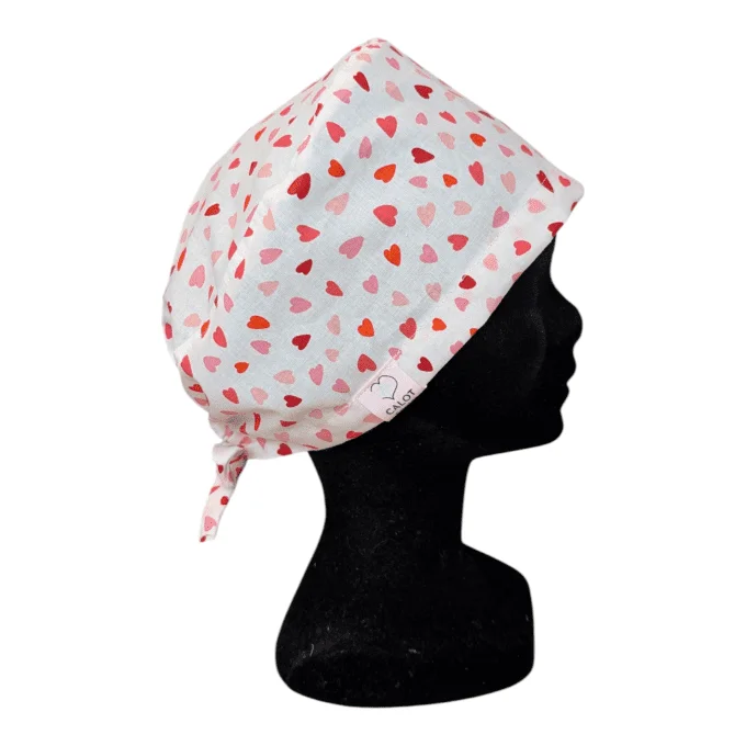 Le calot Petit Cœur séduit par son imprimé de petits cœurs dans des tons roses et rouges