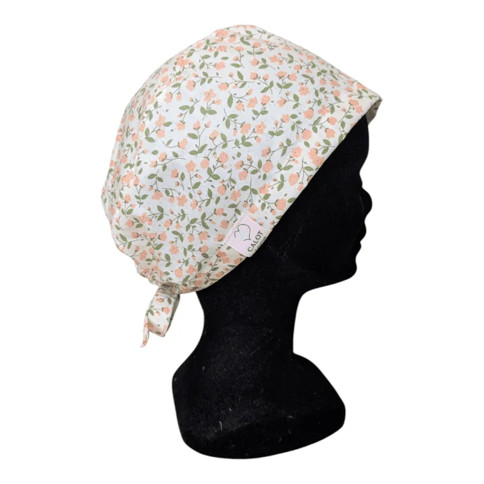 Le calot Petites Fleurs séduit par son imprimé fin et délicat, composé de petites fleurs aux tons pa