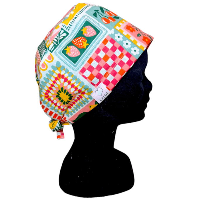 ses motifs géométriques, fleuris et fruités mêlent des teintes éclatantes de rose, vert, jaune et or