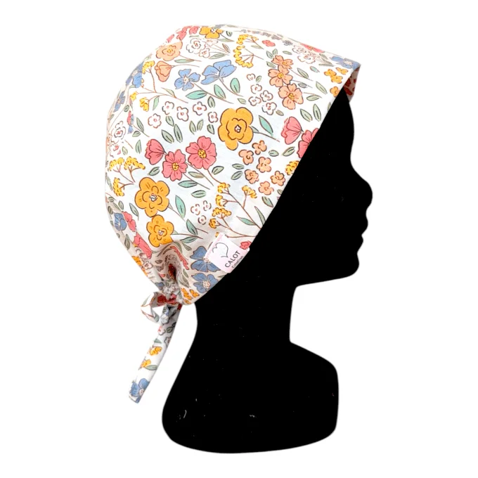 Le calot Primevère Colorée séduit par son imprimé floral multicolore, joyeux et dynamique