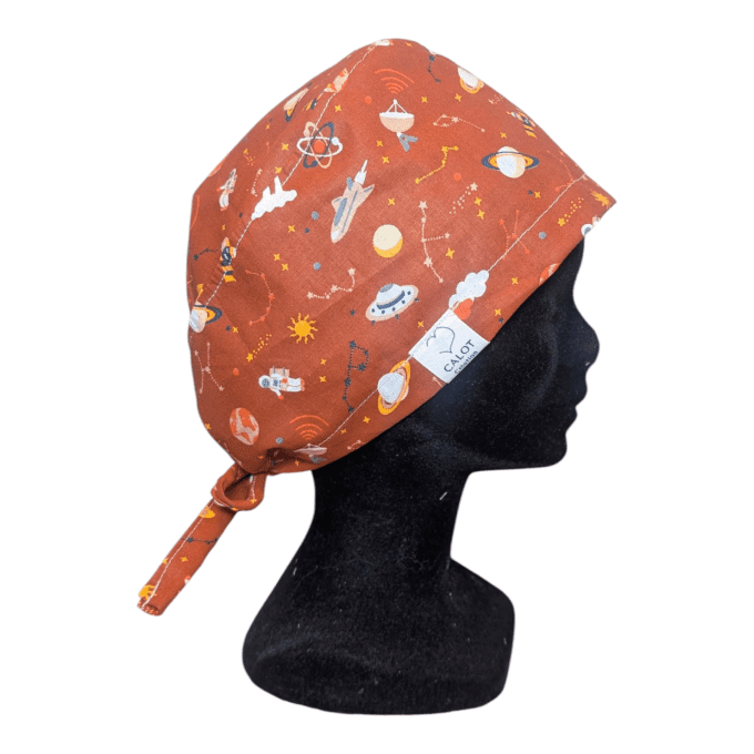 Planètes, fusées, satellites et petits cosmonautes composent ce tissu chaleureux aux tons orangés